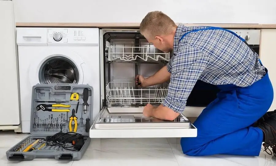 Akyurt Beko servisi teknisyen ekibi beyaz eşya tamiri yaparken